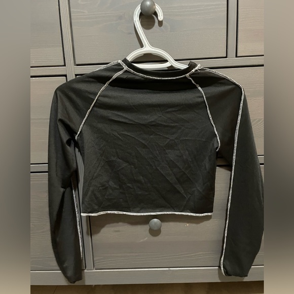 Cropped long sleeve. - Picture 2 of 2